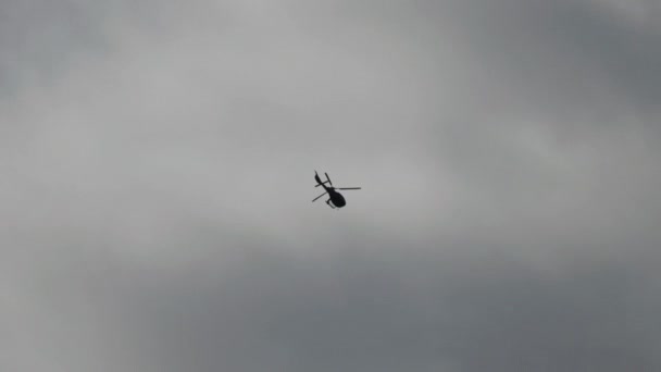 Ένα Ελικόπτερο Στον Συννεφιασμένο Ουρανό Υψηλής Ποιότητας Πλάνα — Αρχείο Βίντεο