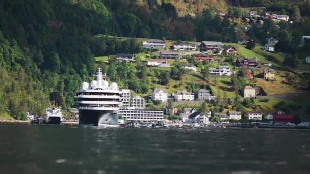 Plavební Loď Zakotvená Geirangerově Fjordu Vysoce Kvalitní Záznam — Stock video