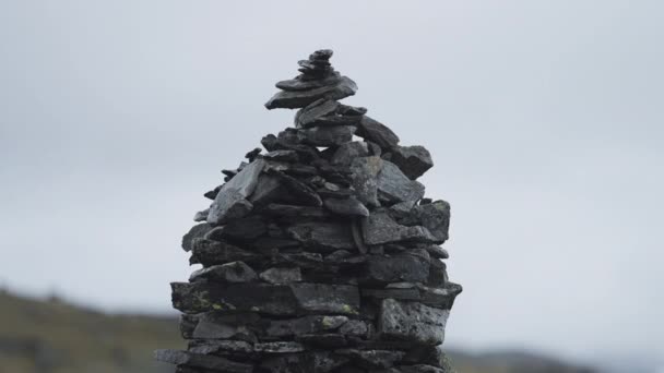 Cairn Pedra Escura Paisagem Norte Imagens Alta Qualidade — Vídeo de Stock