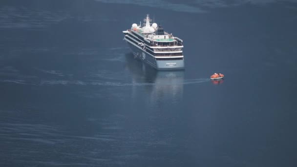 Een Cruiseschip Verankerd Geiranger Fjord Hoge Kwaliteit Beeldmateriaal — Stockvideo