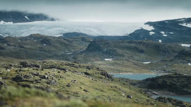 Egy Sognefjell Hegyvidéken Norvégiában Szürke Felhők Kavarognak Gleccser Felett Recés — Stock videók