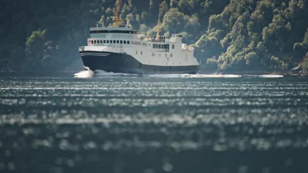 Een Hurtigruten Cruiseschip Dat Geiranger Fjord Doorkruist Hoogwaardige Beelden — Stockvideo