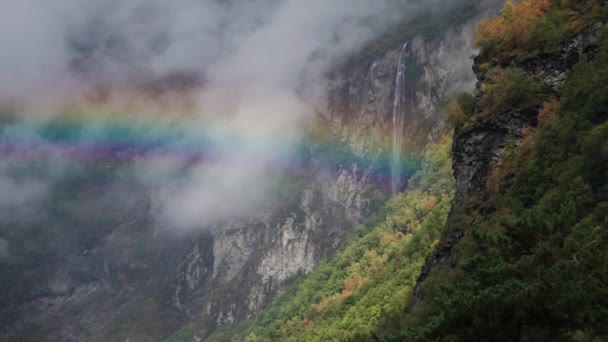 Regnbåge Ovanför Geiranger Fjorden Sju Systrars Vattenfall Till Höger Timelapsvideo — Stockvideo