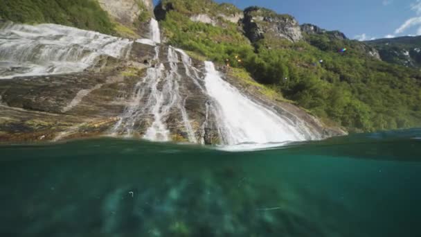 对峡湾的过低的一击 水面上岩石上的一个小瀑布 高质量的4K镜头 — 图库视频影像