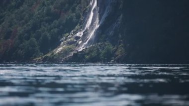 Meşhur Geiranger fijord. Arka planda yedi kız kardeş şelale. Yüksek kalite 4K görüntü