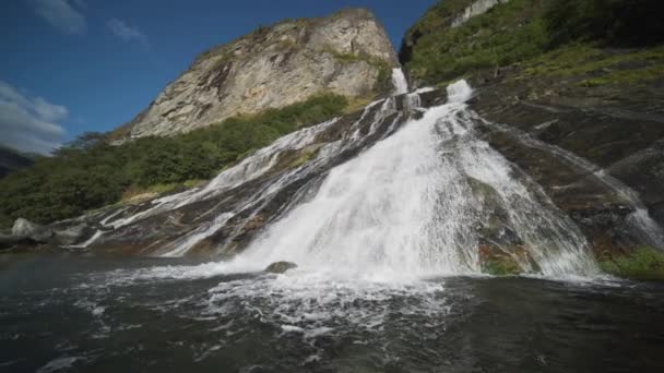Vom Sanft Abfallenden Felsigen Ufer Fällt Ein Kleiner Wasserfall Hochwertiges — Stockvideo