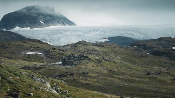 ノルウェーのソグネフィヨルド山岳地帯のルート55にある氷河 灰色の雲が氷河とギザギザの岩の上を旋回します — ストック動画