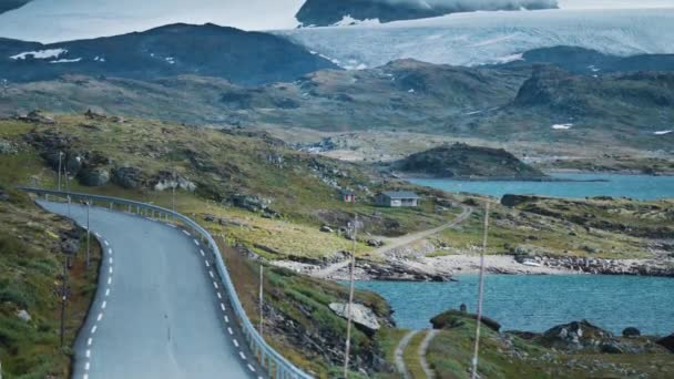 ソネフィヨルスベガン 北ヨーロッパで最も高い山の峠道 厳しい北欧の風景の中に狭い道路の風 高品質4K映像 — ストック動画