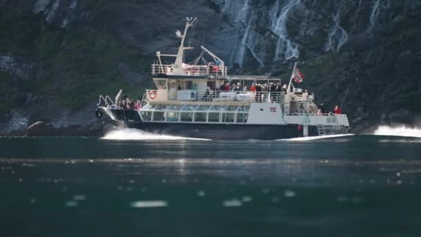 Osobní Trajekt Geirangerově Fjordu Vysoce Kvalitní Záznam — Stock video