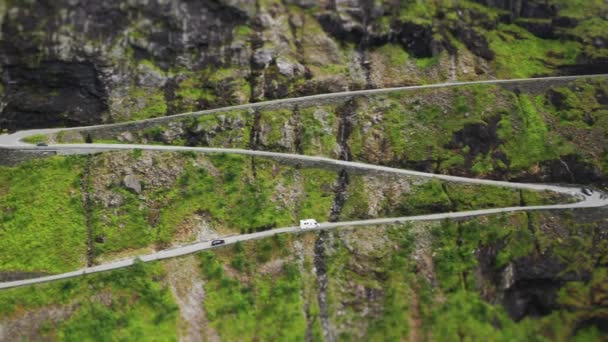 Κυκλοφορία Στον Ορεινό Δρόμο Trollstigen Υψηλής Ποιότητας Πλάνα — Αρχείο Βίντεο