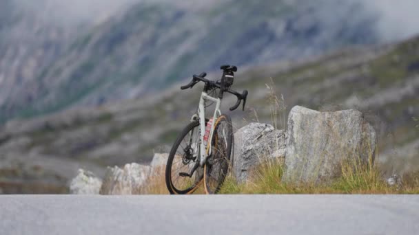 Sepeda Pinggir Jalan Pan Kiri Latar Belakang Kabur Rekaman Berkualitas — Stok Video