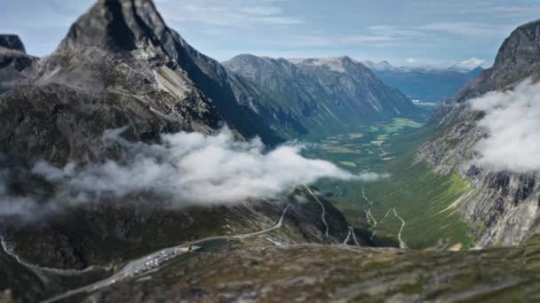 Ein Kleiner See Bergigen Tal Luftaufnahme Hochwertiges Filmmaterial — Stockvideo