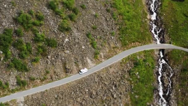 Κυκλοφορία Στον Ορεινό Δρόμο Trollstigen Υψηλής Ποιότητας Πλάνα — Αρχείο Βίντεο