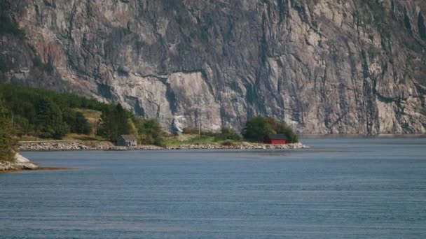 Fjord Costa Rochosa Penhascos Escuros Íngremes Fundo Imagens Alta Qualidade — Vídeo de Stock