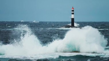 Fırtınalı kuzey denizinde bir deniz feneri. Yüksek kalite 4K görüntü