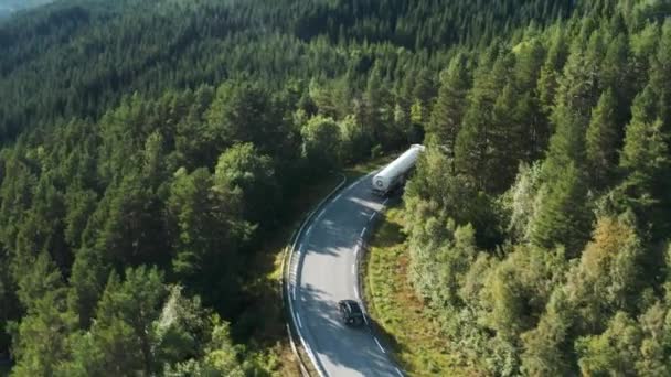 Cisternbil Och Två Bilar Den Smala Skogsvägen Högkvalitativ Film — Stockvideo