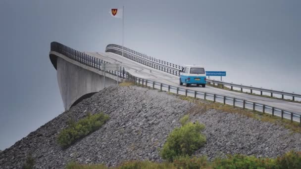 Bir Minibüs Atlantik Yolundaki Storseisundet Köprüsü Boyunca Giden Yolu Takip — Stok video