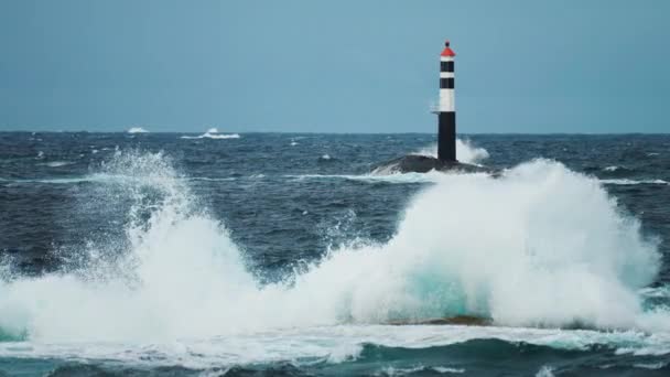 Latarnia Morska Wzburzonym Północnym Morzu Wysokiej Jakości Materiał — Wideo stockowe