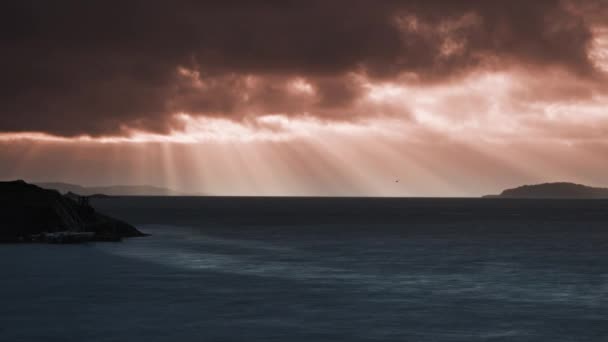 落日的余晖穿过浓密的云彩 高质量的4K镜头 — 图库视频影像