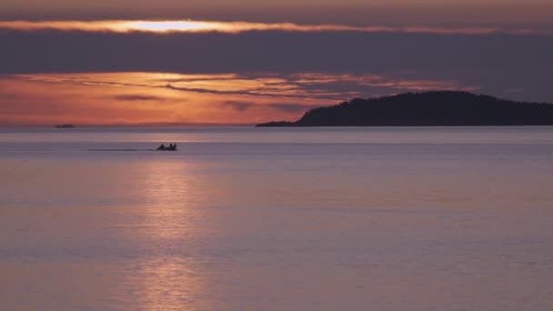 フィヨルドの上の美しい夕日 フィヨルドを横断するモーターボート 高品質4K映像 — ストック動画