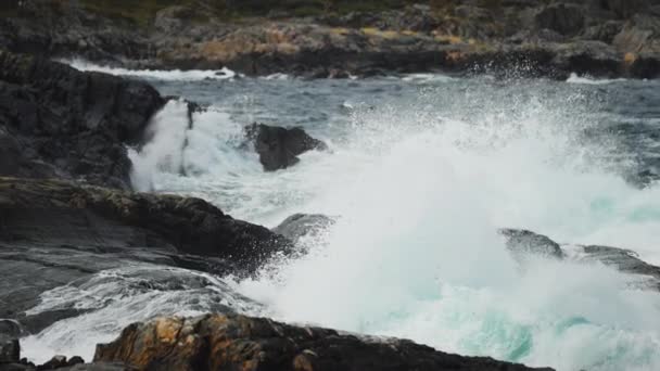 风吹来的巨浪刮过了海岸上锯齿状的岩石 慢动作 高质量的4K镜头 — 图库视频影像