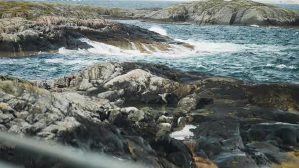 Сильные Волны Достигли Скалистого Берега Вдоль Атлантической Дороги Норвегия Медленное — стоковое видео