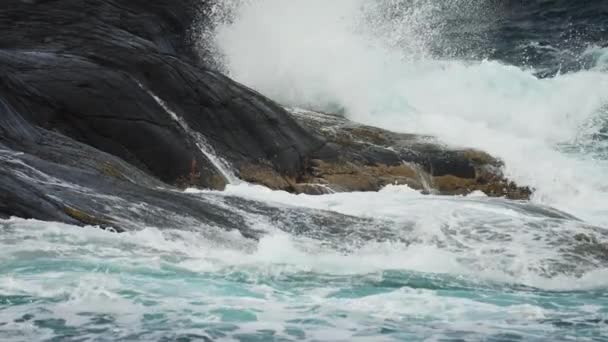 Schwere Wellen Krachen Und Plätschern Der Zerklüfteten Felsigen Küste Zeitlupe — Stockvideo