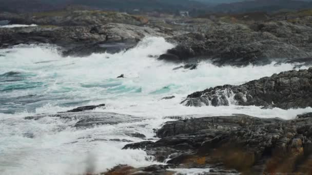 Heftige Wellen Trafen Das Zerklüftete Felsige Ufer Heftig Zeitlupe Hochwertiges — Stockvideo