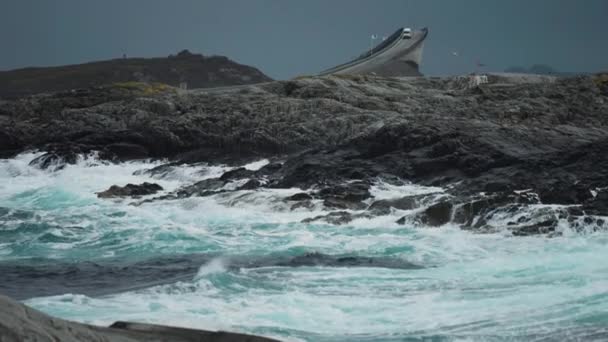 Schwere Wellen Schlagen Auf Die Dunklen Zerklüfteten Felsen Ufer Storseisundet — Stockvideo