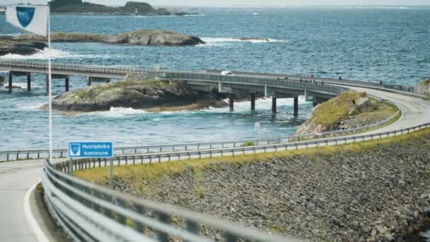Verkehr Auf Der Atlantikstraße Norwegen Stürmische See Hintergrund Zeitlupe Schwenk — Stockvideo