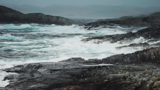 大风掀起的巨浪猛烈冲击着岩石海岸 慢动作 高质量的4K镜头 — 图库视频影像