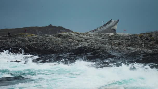 Schwere Wellen Treffen Die Dunklen Zerklüfteten Felsen Ufer Storseisundet Brücke — Stockvideo