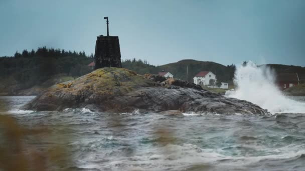 Ett Stenröse Den Steniga Det Stormiga Havet Högkvalitativ Film — Stockvideo