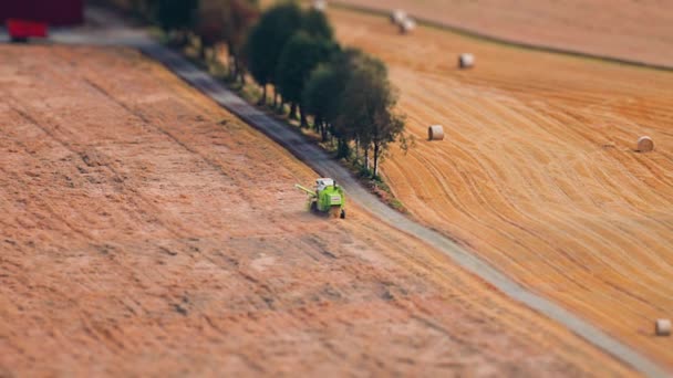 Bir Traktörün Samanı Tırmıklama Videosu Çiftlik Arka Planda Yüksek Kalite — Stok video