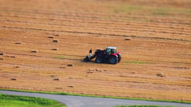 一个农民收集袋装干草并将其装入拖拉机的倾斜移位视频 高质量的4K镜头 — 图库视频影像