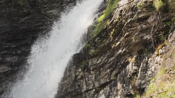 Vodopád Svandalsfossen Silný Proud Vodopádů Útesů Zpomal Posuň Ním Vysoce — Stock video