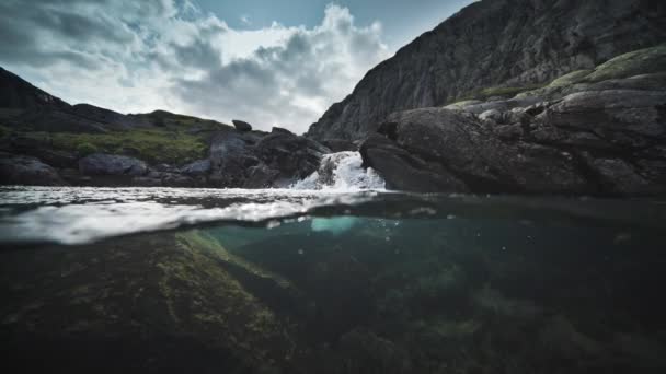 Nadzemní Záběr Horskou Řeku Malý Vodopád Pozadí Vysoce Kvalitní Záznam — Stock video