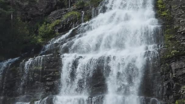 Detailní Záběr Vodopádu Svandalsfossen Rozeklaných Útesů Linula Opona Vodopádů Zpomal — Stock video