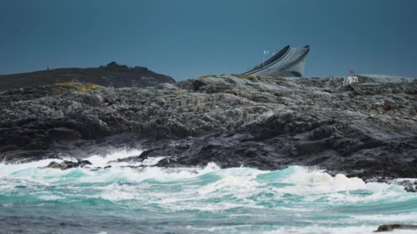 Ağır Dalgalar Kıyıdaki Karanlık Çentikli Kayalara Çarptı Arka Planda Storseisundet — Stok video