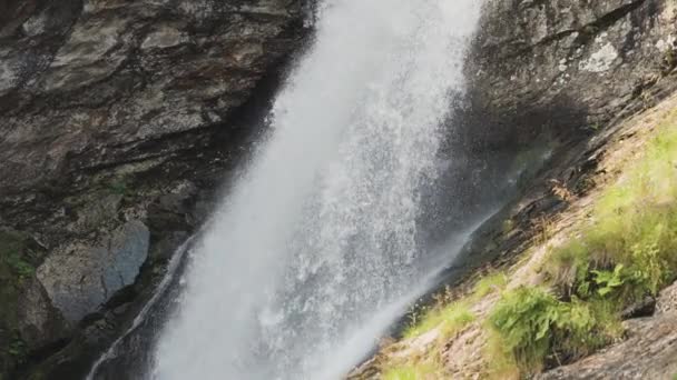 Svandalsfossen瀑布 一道汹涌的白浪从锯齿状的悬崖上倾泻而出 慢动作 高质量的4K镜头 — 图库视频影像
