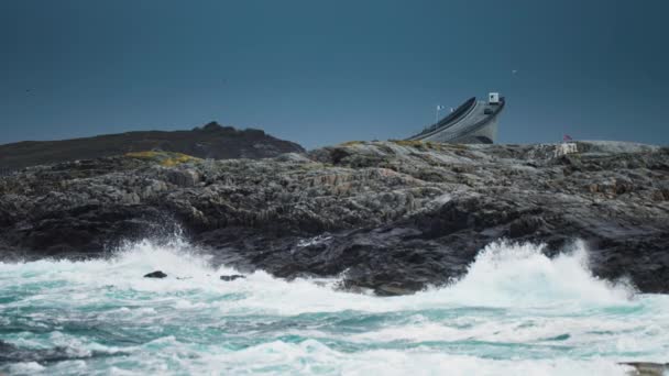 沉重的海浪击中了海岸上黑暗的锯齿状岩石 背景中的风暴地震桥 慢动作 优质四千英尺重 — 图库视频影像