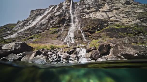 Een Onder Schot Van Fjord Zonnevlammen Dansen Kelpbodem Watervallen Cascade — Stockvideo
