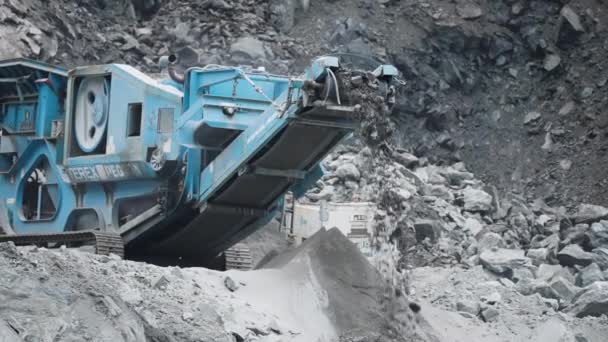 Close Shot Gravel Crushing Machine Quarry Slow Motion Pan Follow — Stock Video