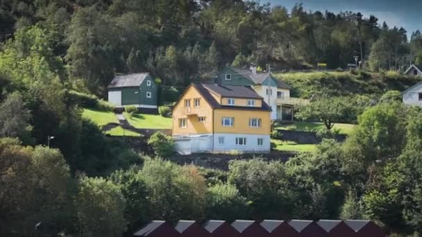 Malé Uklizené Domky Zelené Krajině Březích Fjordu Zpomal Posuň Ním — Stock video