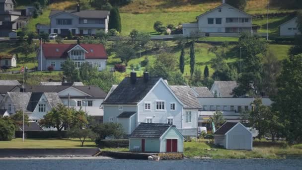 ノルウェーのハードエンガー フィヨルドの海岸にある象徴的な海岸沿いの村 スローモーション パン左 — ストック動画
