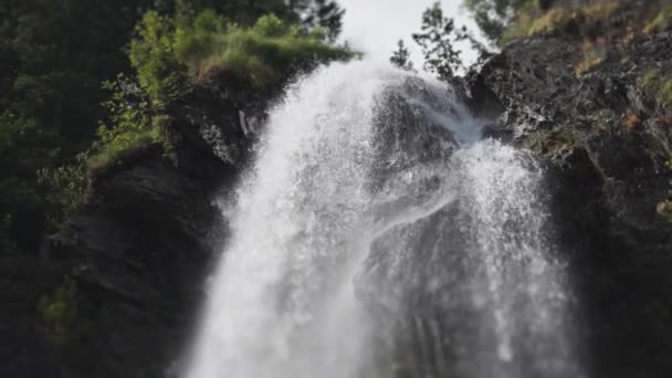 诺威Steinsdalsfossen瀑布的近照 慢动作 随波逐流 高质量的4K镜头 — 图库视频影像