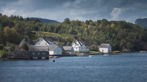Kultovní Pobřežní Vesnice Břehu Hardangerova Fjordu Norsku Zpomal Posuň Ním — Stock video