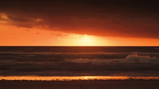 Verfinsterter Sonnenuntergang Über Dem Stürmischen Meer Zeitlupe Schwenk Nach Rechts — Stockvideo