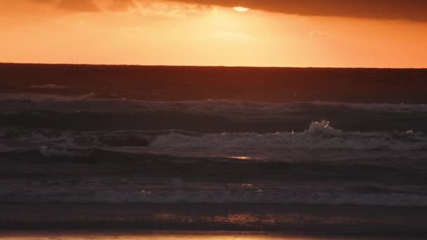 Stormiga Norra Havet Vid Solnedgången Sandstranden Ligger Förgrunden Slow Motion — Stockvideo