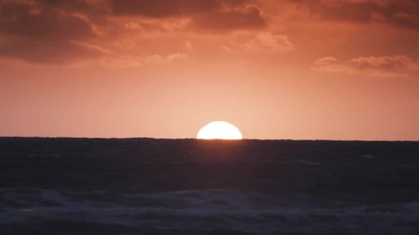 Λαμπερός Ήλιος Που Δύει Πάνω Από Σκοτεινή Φουρτουνιασμένη Θάλασσα Στις — Αρχείο Βίντεο